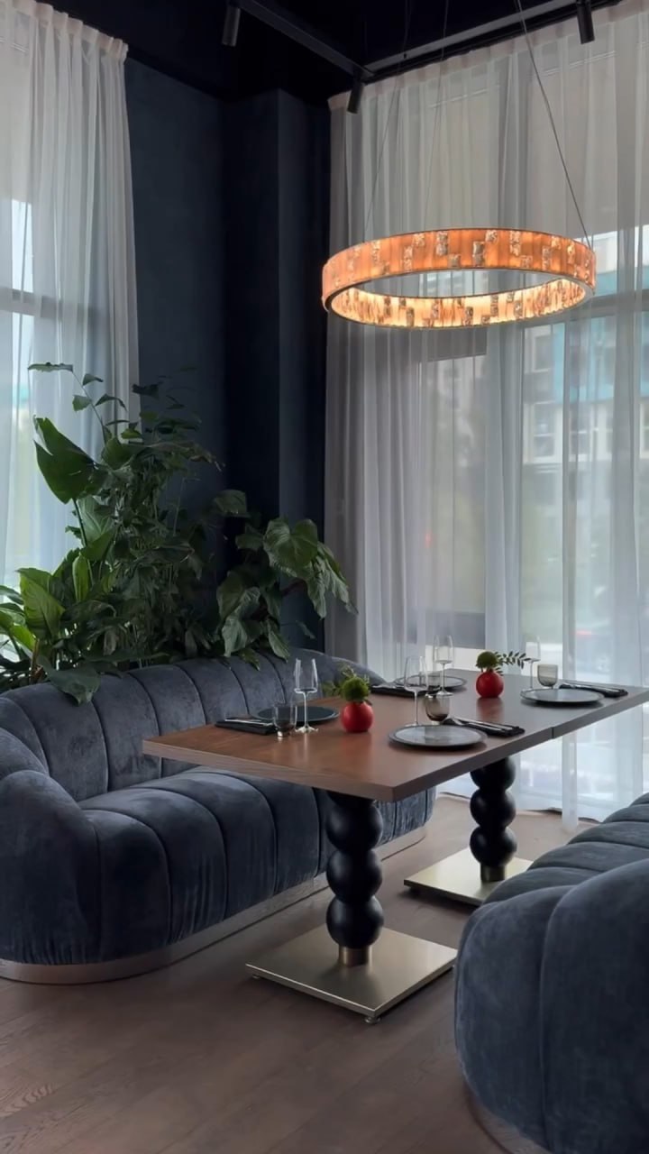 Световой акцент Favourite в интерьере ресторана SHATÉ  Световой акцент Favourite в интерьере ресторана SHATÉ