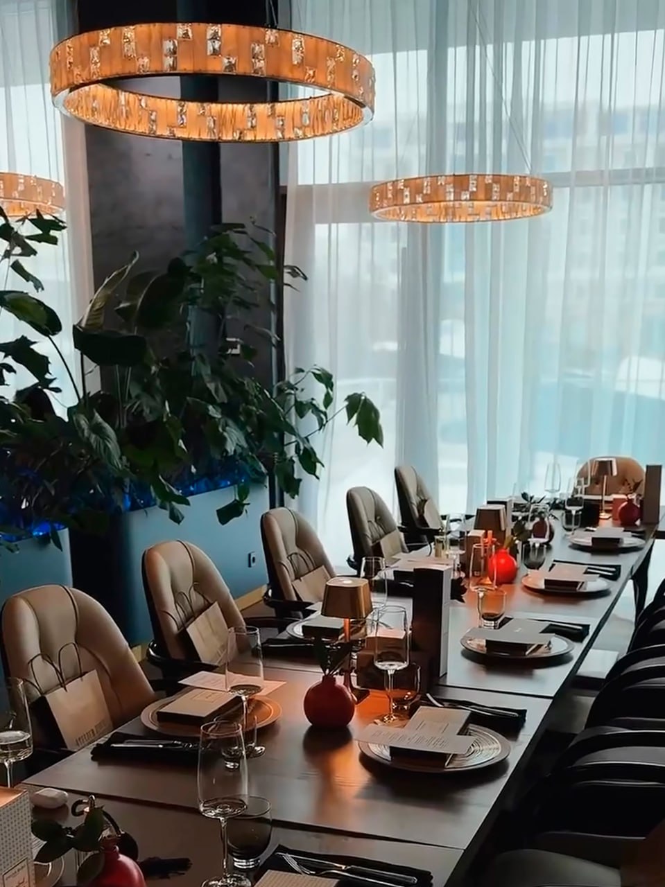 Световой акцент Favourite в интерьере ресторана SHATÉ  Световой акцент Favourite в интерьере ресторана SHATÉ