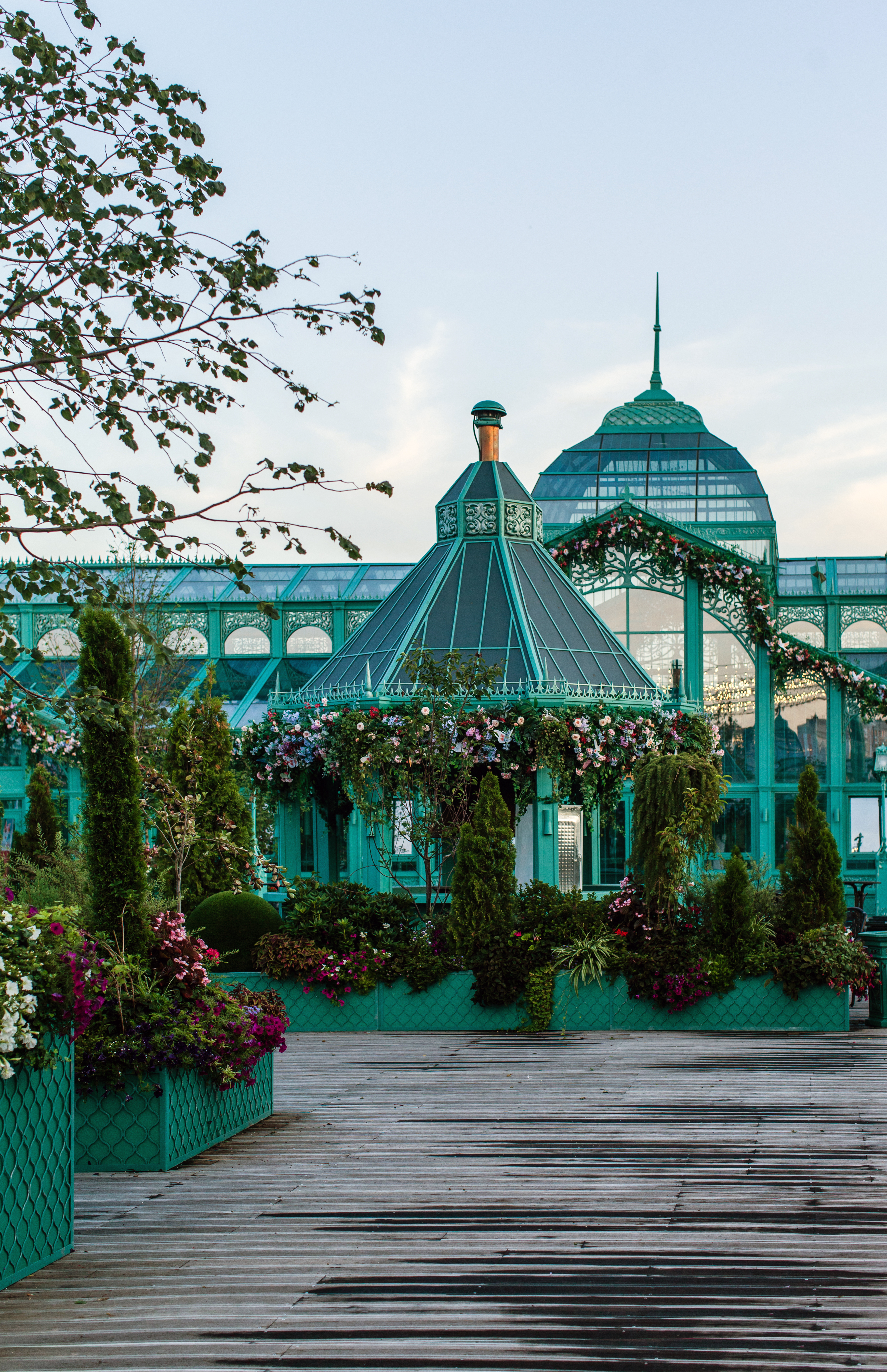 Favourite освещает знаковые пространства Москвы  Favourite освещает знаковые пространства Москвы