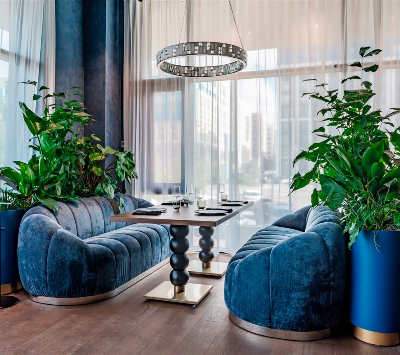 Световой акцент Favourite в интерьере ресторана SHATÉ  Световой акцент Favourite в интерьере ресторана SHATÉ