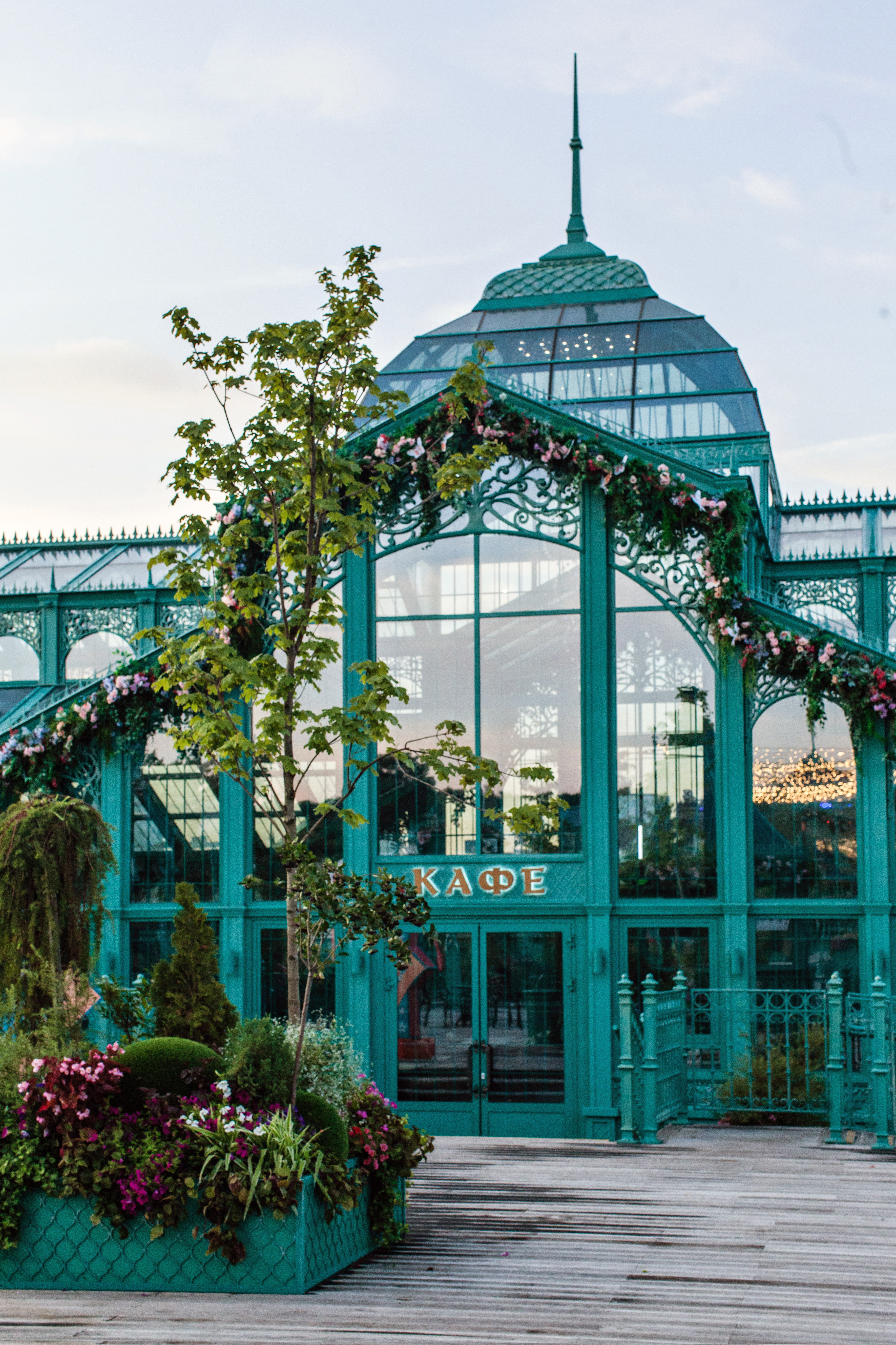 Favourite освещает знаковые пространства Москвы  Favourite освещает знаковые пространства Москвы