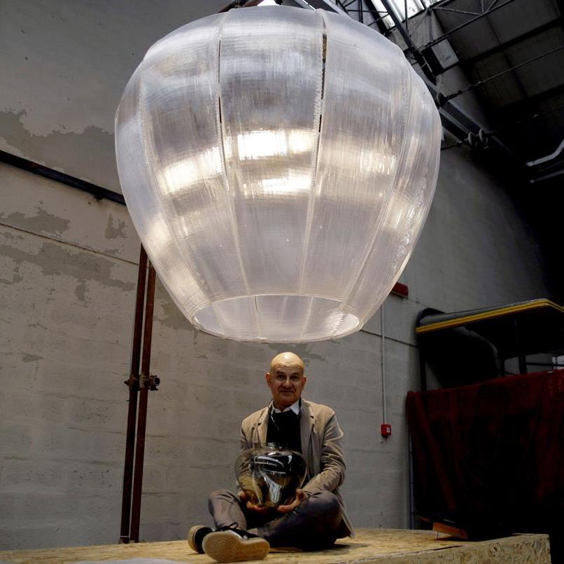 Тициано Вудафьери: лампа из переработанного пластика Тициано Вудафьери: лампа из переработанного пластика