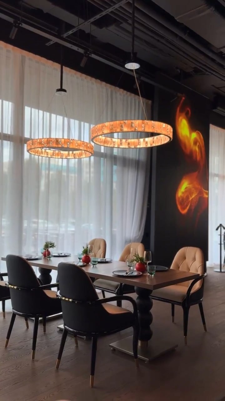 Световой акцент Favourite в интерьере ресторана SHATÉ  Световой акцент Favourite в интерьере ресторана SHATÉ