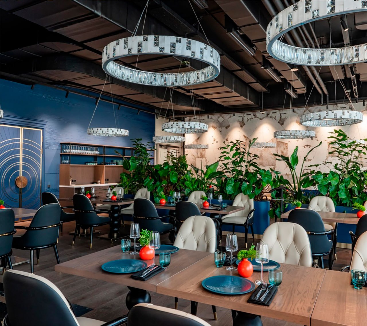 Световой акцент Favourite в интерьере ресторана SHATÉ  Световой акцент Favourite в интерьере ресторана SHATÉ