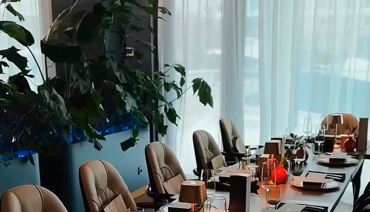 Световой акцент Favourite в интерьере ресторана SHATÉ  Световой акцент Favourite в интерьере ресторана SHATÉ