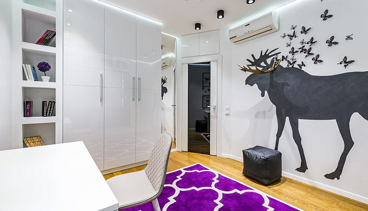 Лось в бабочках